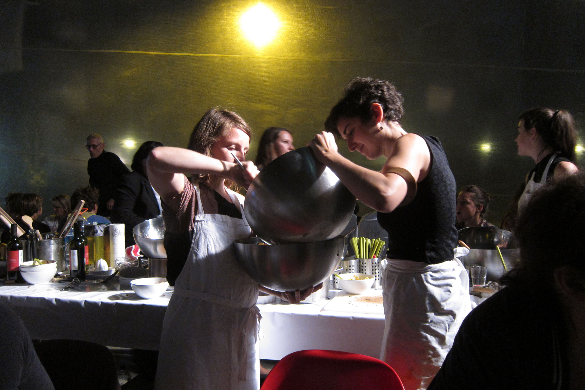 KueMo-2014_dinner_01-(c)raumlaborberlin