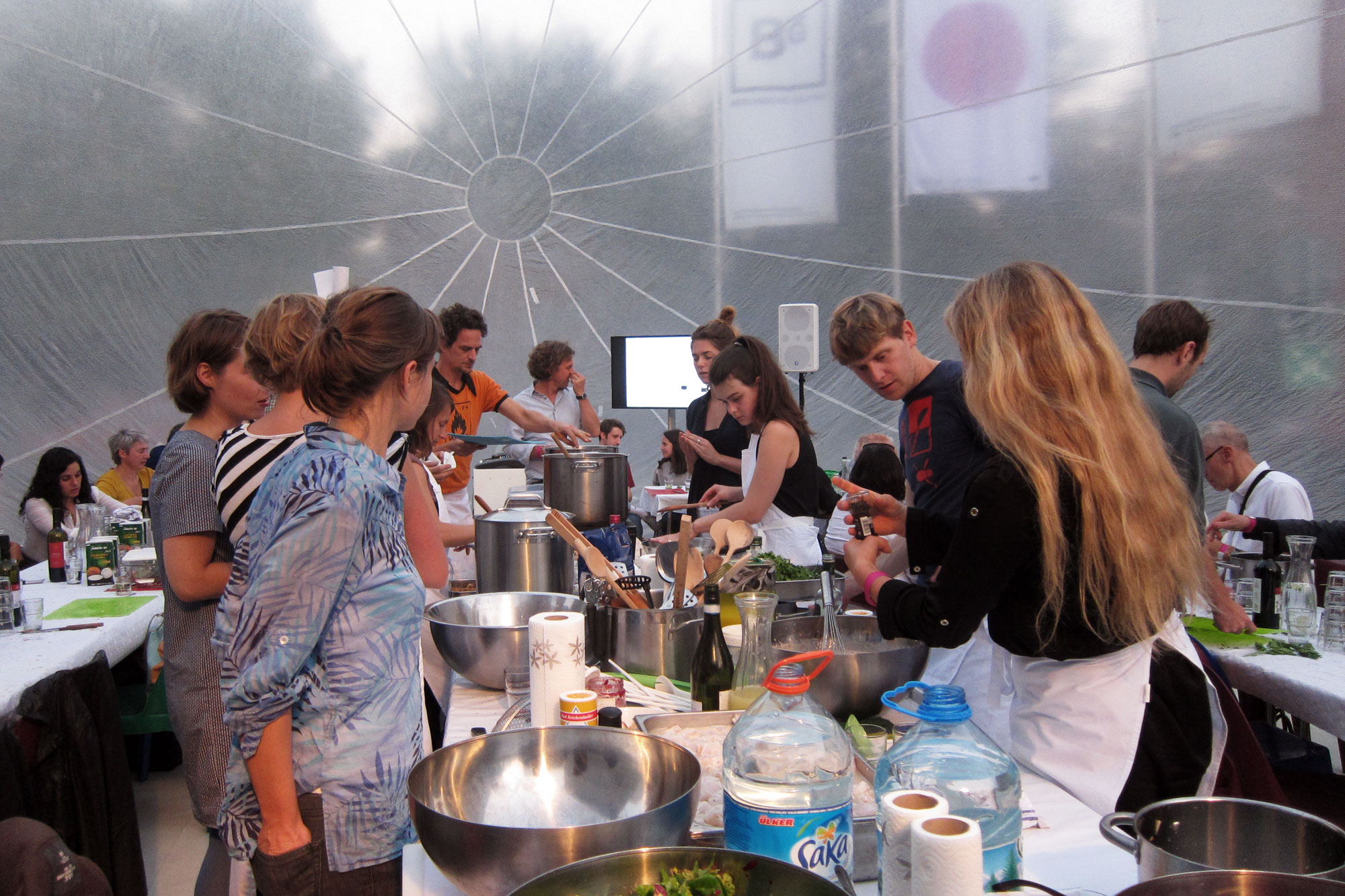 KueMo-2014_dinner_02-(c)raumlaborberlin