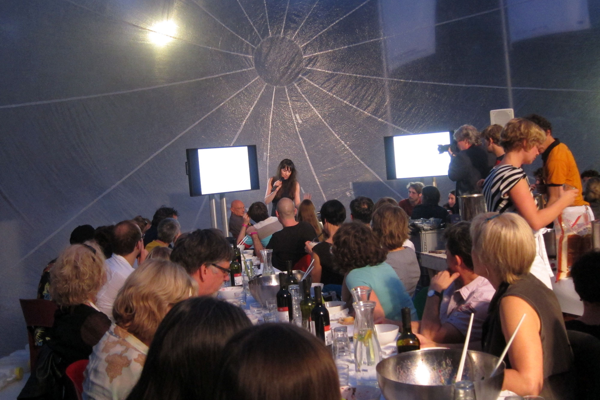 KueMo-2014_dinner_03-(c)raumlaborberlin